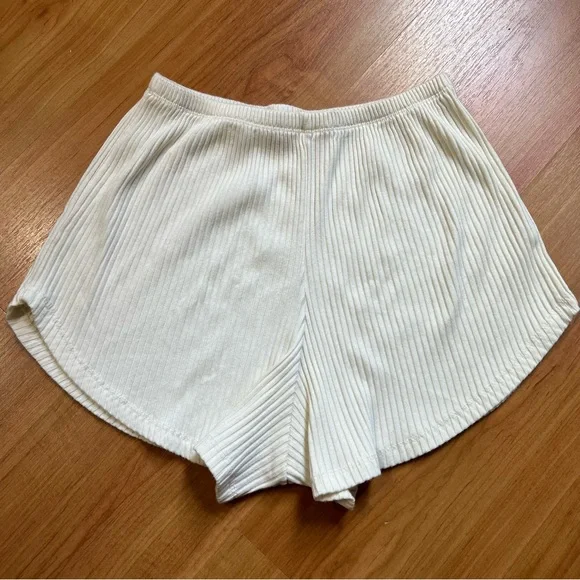 Lisa Says Gah Mia Shorts in Oat Milk - Picture 5 of 9